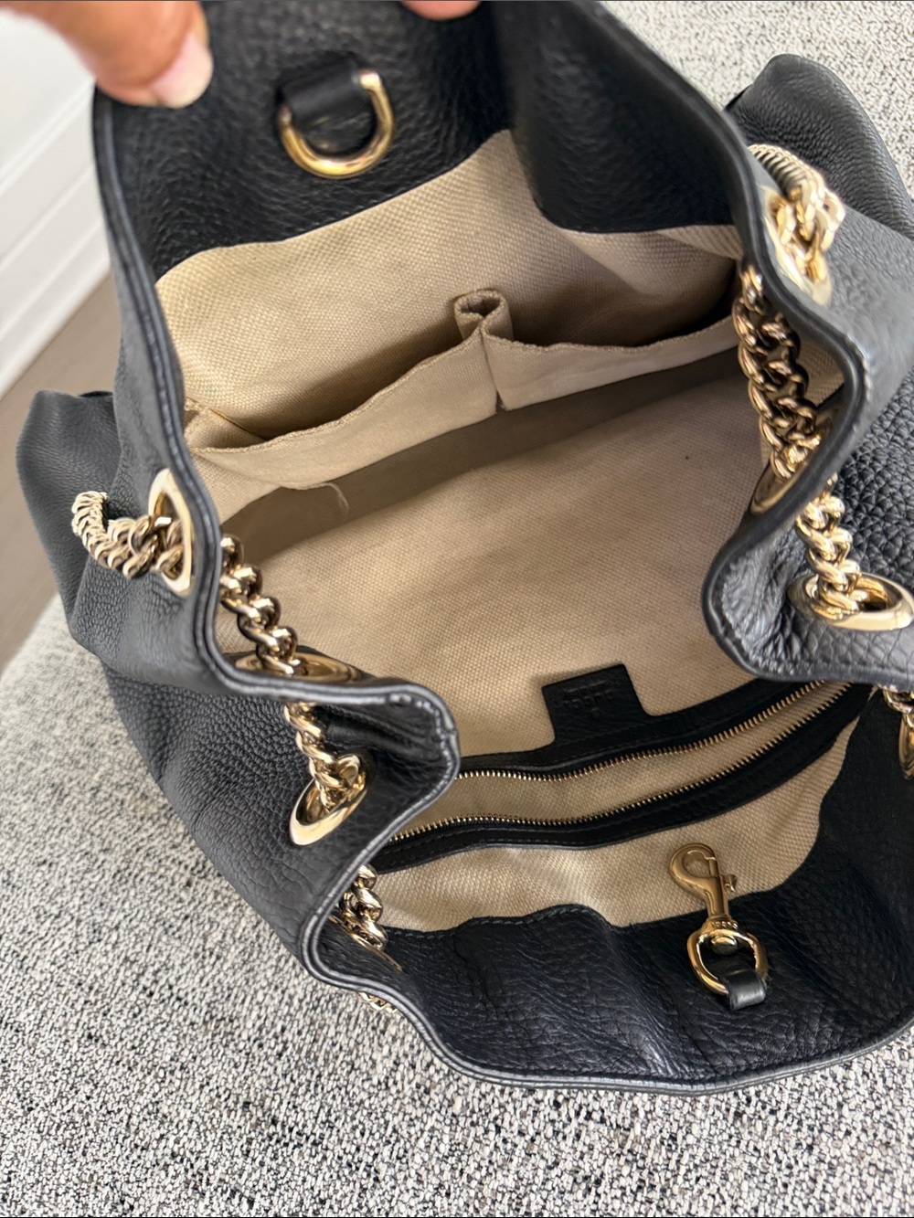 Gucci Black Soho Pebbled Leather Shoulder Bag with Gold Chain - Picture 2 of 9
